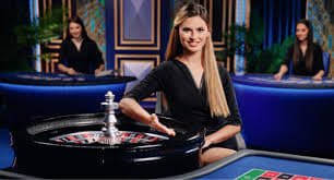 bet2420 প্ল্যাটফর্মে প্লিংকো গেমের বোর্ড ও বল পড়ার দৃশ্য